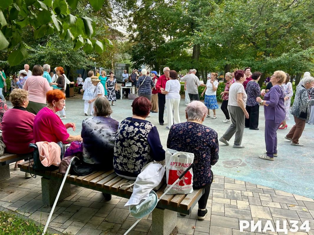 Традиционно каждую среду в Комсомольском саду Волгограда ретро-танцы «Музыка из СССР! Традиционно каждую среду в Комсомольском саду Волгограда ретро-танцы «Музыка из СССР!