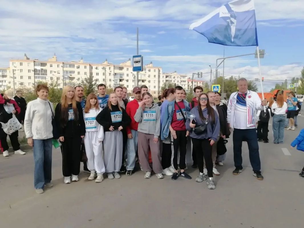 Зарядку перед стартом проводит волжская спортсменка и тренер, мастер спорта по самбо и мастер спорта международного класса по дзюдо, двукратная чемпионка мира, победительница первенств мира и Европы по самбо, руководитель... Зарядку перед стартом проводит волжская спортсменка и тренер, мастер спорта по самбо и мастер спорта международного класса по дзюдо, двукратная чемпионка мира, победительница первенств мира и Европы по самбо, руководитель...