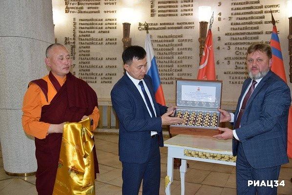 Священную землю с воинских мемориалов Бурятии передали на хранение в музей-заповедник «Сталинградская битва» Священную землю с воинских мемориалов Бурятии передали на хранение в музей-заповедник «Сталинградская битва»