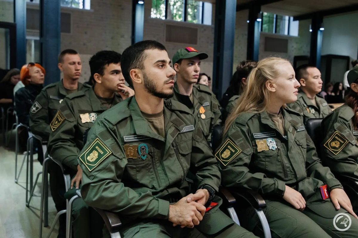 Участники команды «Форпост – 34 – ВОИН», одержавшей 4 победы на разных этапах игры «Зарница 2.0», отмечены почетными грамотами Участники команды «Форпост – 34 – ВОИН», одержавшей 4 победы на разных этапах игры «Зарница 2.0», отмечены почетными грамотами