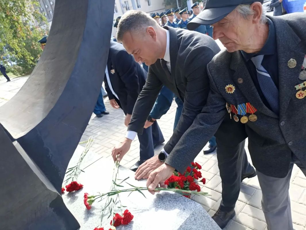 Сегодня у памятника «Защитившим от атома» состоялась акция, посвященная памяти ликвидаторов последствий радиационной аварии на ПО «Маяк» Сегодня у памятника «Защитившим от атома» состоялась акция, посвященная памяти ликвидаторов последствий радиационной аварии на ПО «Маяк»
