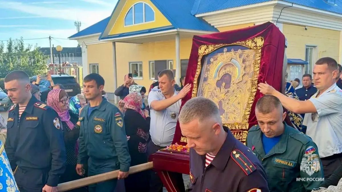 С молитвой и верой: огнеборцы поучаствовали в крестном ходе С молитвой и верой: огнеборцы поучаствовали в крестном ходе