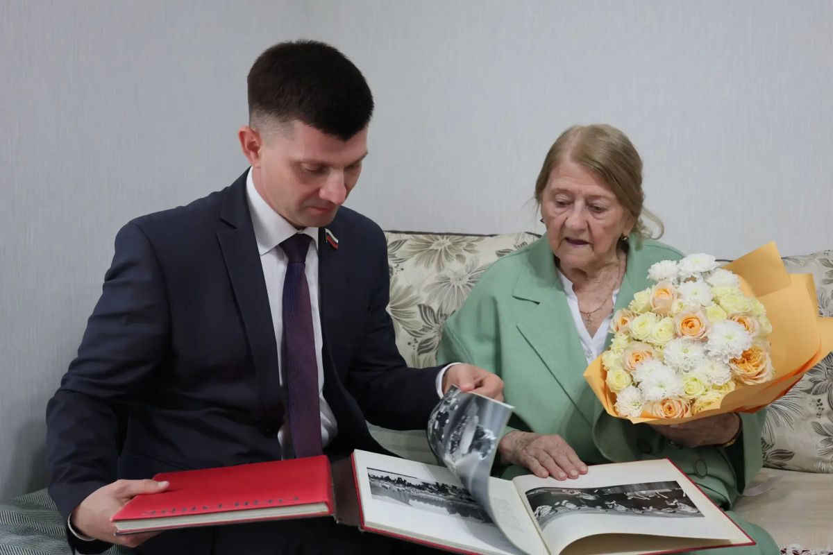 Почетный житель Красноармейского района, заслуженный строитель РСФСР, ветеран треста «Волгоградтяжстрой», кавалер ордена Ленина – все эти слова об одном человеке - Нине Петровне Меркуловой Почетный житель Красноармейского района, заслуженный строитель РСФСР, ветеран треста «Волгоградтяжстрой», кавалер ордена Ленина – все эти слова об одном человеке - Нине Петровне Меркуловой