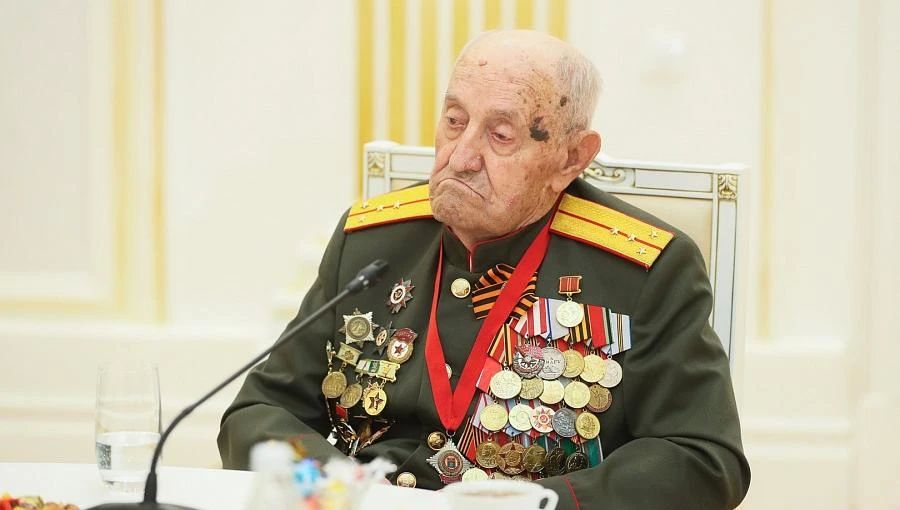 Александр Блошкин поздравил участника Сталинградской битвы Евгения Рогова со 102-летием