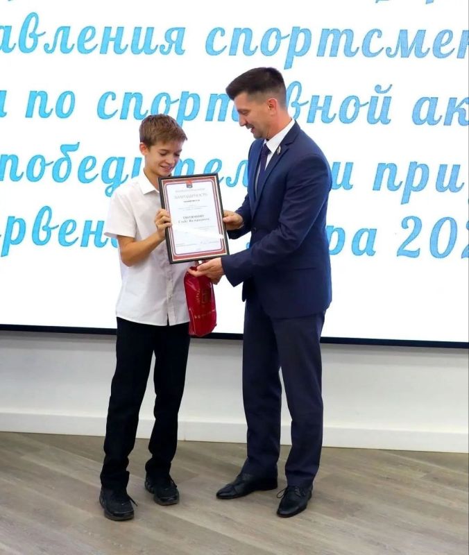 На площадке Штаба общественной поддержки «Единой России» состоялось торжественное награждение молодых спортсменов, которые достойно представили город-герой Волгоград на соревнованиях Первенства мира по спортивной акробатике...