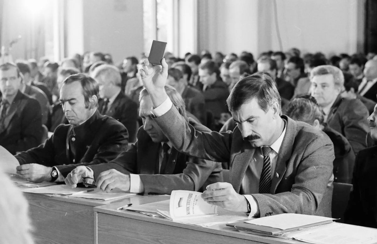 ЭТОТ ДЕНЬ В ИСТОРИИ. После трагических событий сентября 1993 года у Дома Правительства РФ, которые привели к гибели людей, был издан Указ Президента «О мерах по ликвидации последствий вооруженного государственного переворота»
