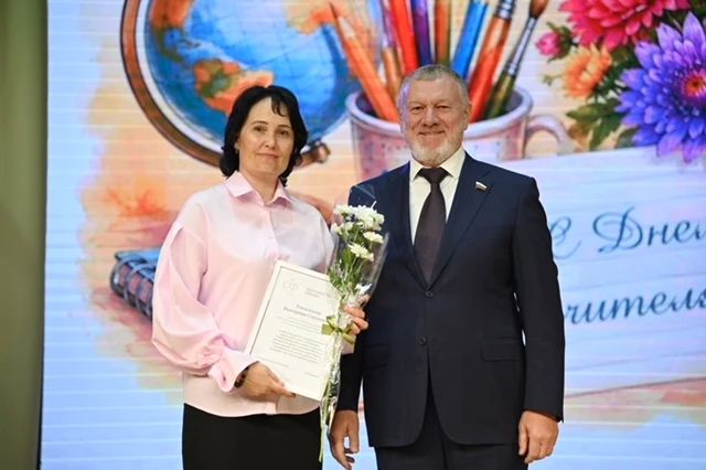 В Урюпинске состоялось награждение победителей ежегодного конкурса среди педагогических работников образовательных учреждений на премию сенатора РФ Сергея Горнякова В Урюпинске состоялось награждение победителей ежегодного конкурса среди педагогических работников образовательных учреждений на премию сенатора РФ Сергея Горнякова
