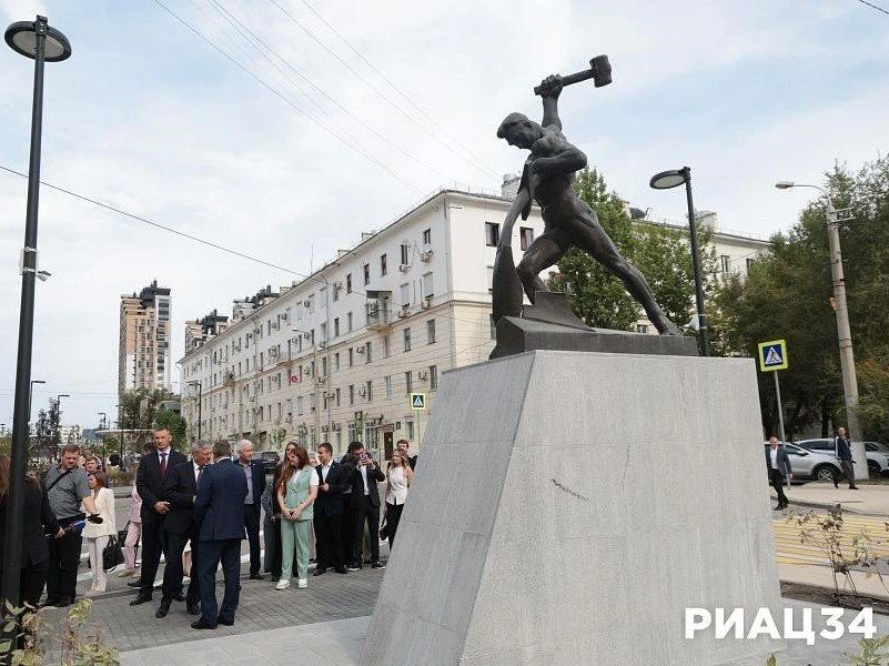 Бетон и ныне там: что установят вместо копии скульптуры Вучетича в Дзержинском районе Волгограда? Бетон и ныне там: что установят вместо копии скульптуры Вучетича в Дзержинском районе Волгограда?