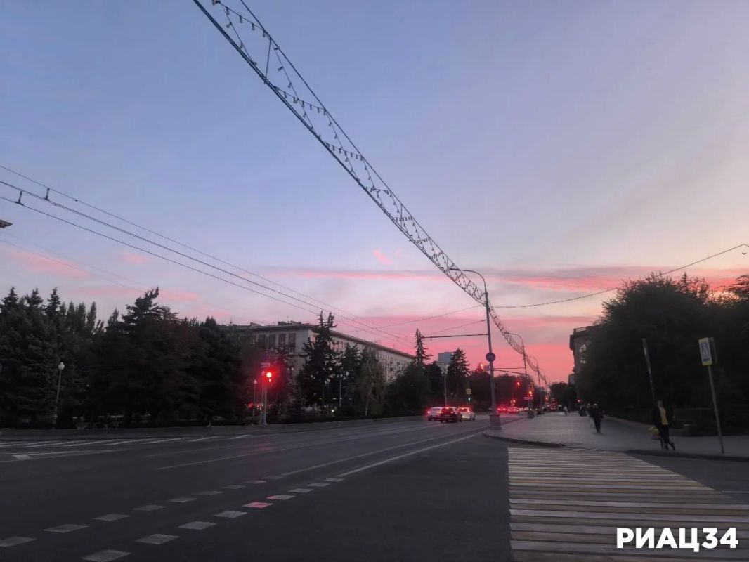 Нежный закат в розовых тонах показывает сегодня Небесная канцелярия