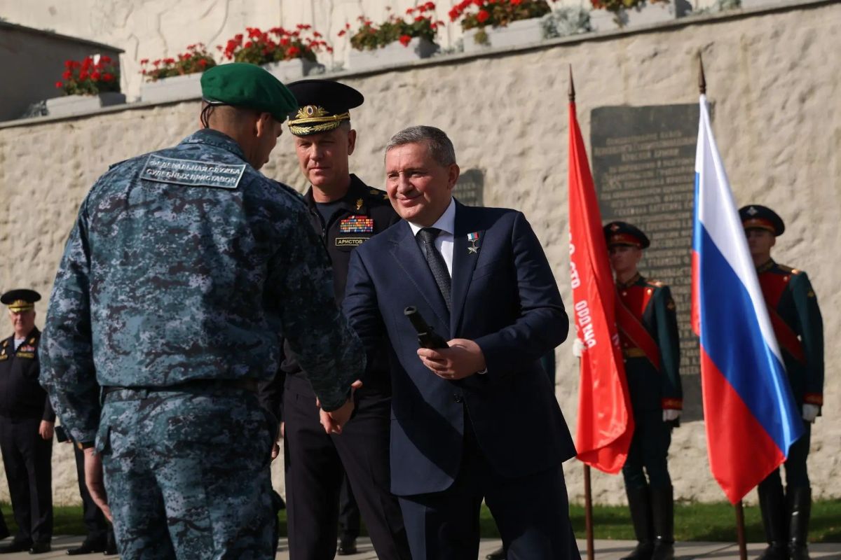 На Мамаевом кургане наградили победителей финальных испытаний судебных приставов на право ношения зеленых беретов