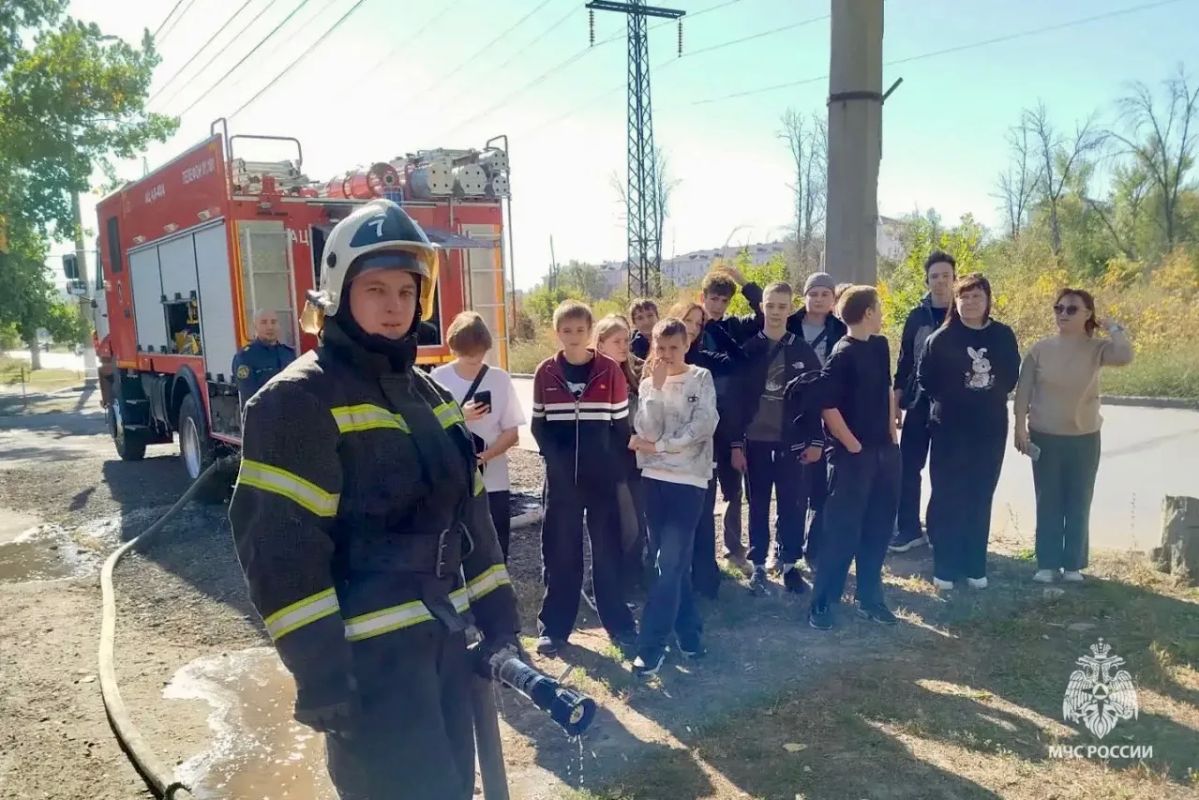 В гостях у огнеборцев. Ученики 8-го класса средней школы № 124 побывали на экскурсии в 7-й пожарно-спасательной части города Волгограда