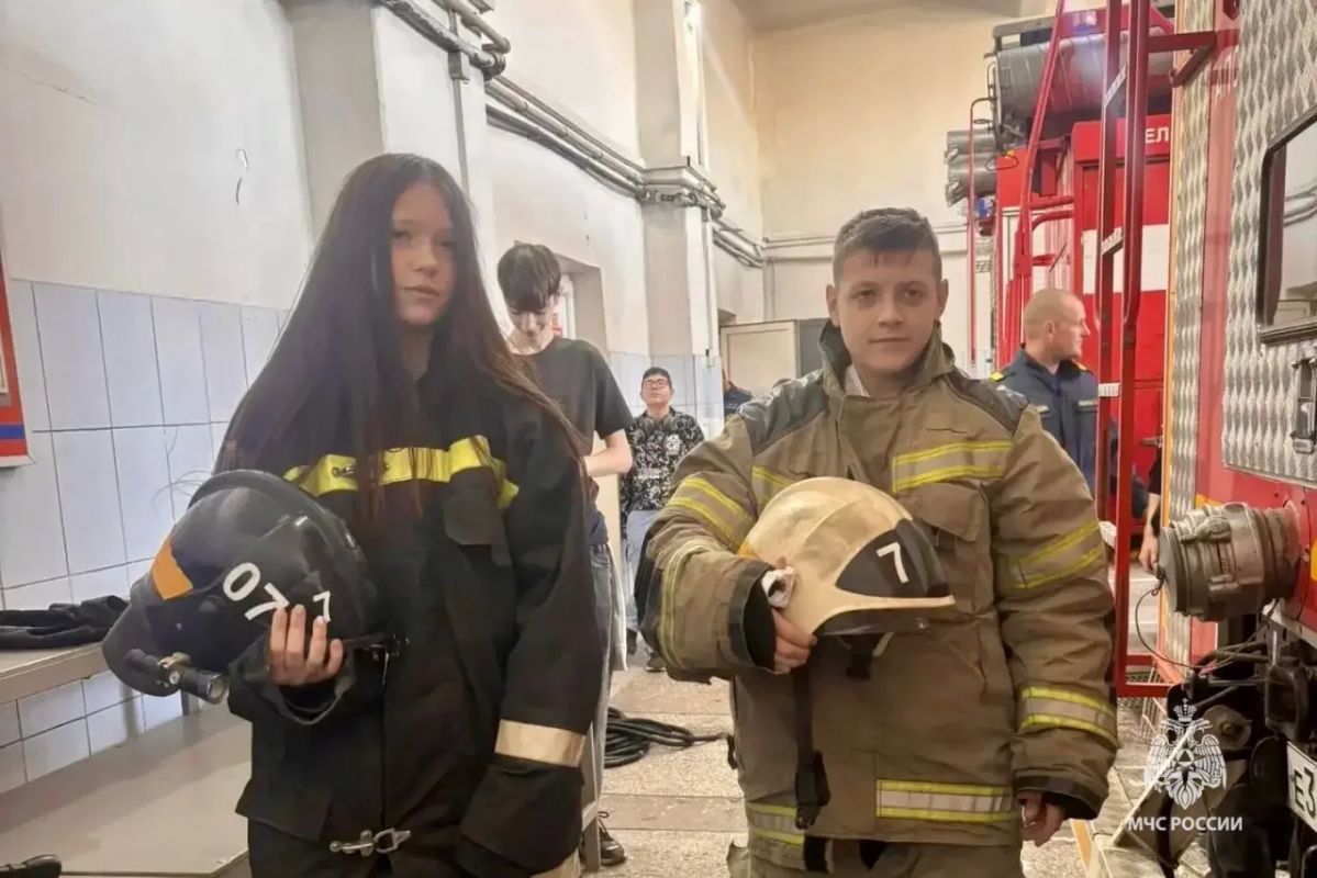 В гостях у огнеборцев. Ученики 8-го класса средней школы № 124 побывали на экскурсии в 7-й пожарно-спасательной части города Волгограда В гостях у огнеборцев. Ученики 8-го класса средней школы № 124 побывали на экскурсии в 7-й пожарно-спасательной части города Волгограда
