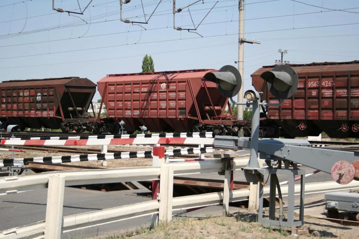 В Волгограде завтра, в ночь с 11 на 12 октября, полностью закроют ж/д-переезд у посёлка Аэропорт