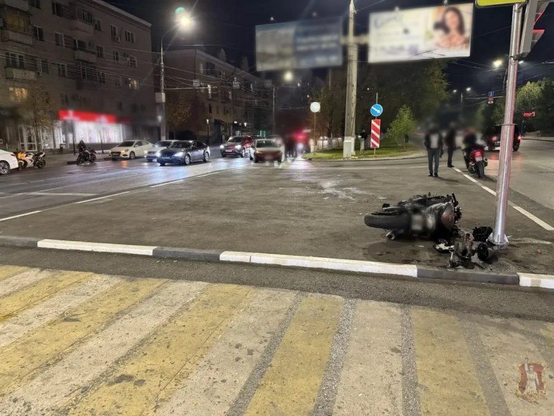 В Центральном районе Волгограда накануне вечером мотоциклист на Yamaha погиб при столкновении с легковушкой