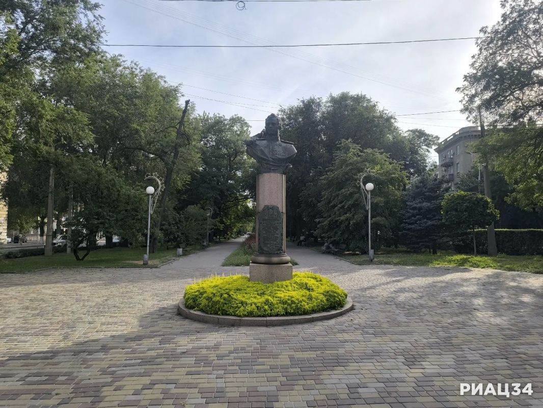 Амфитеатр для лекций, уличный коворкинг, аллея славы врачей: что хотят создать на проспекте Ленина в Волгограде? Амфитеатр для лекций, уличный коворкинг, аллея славы врачей: что хотят создать на проспекте Ленина в Волгограде?