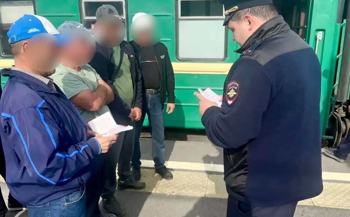 В рамках операции «Нелегал-2026» астраханские транспортные полицейские задержали в аэропорту иностранного гражданина, находившегося в федеральном розыске