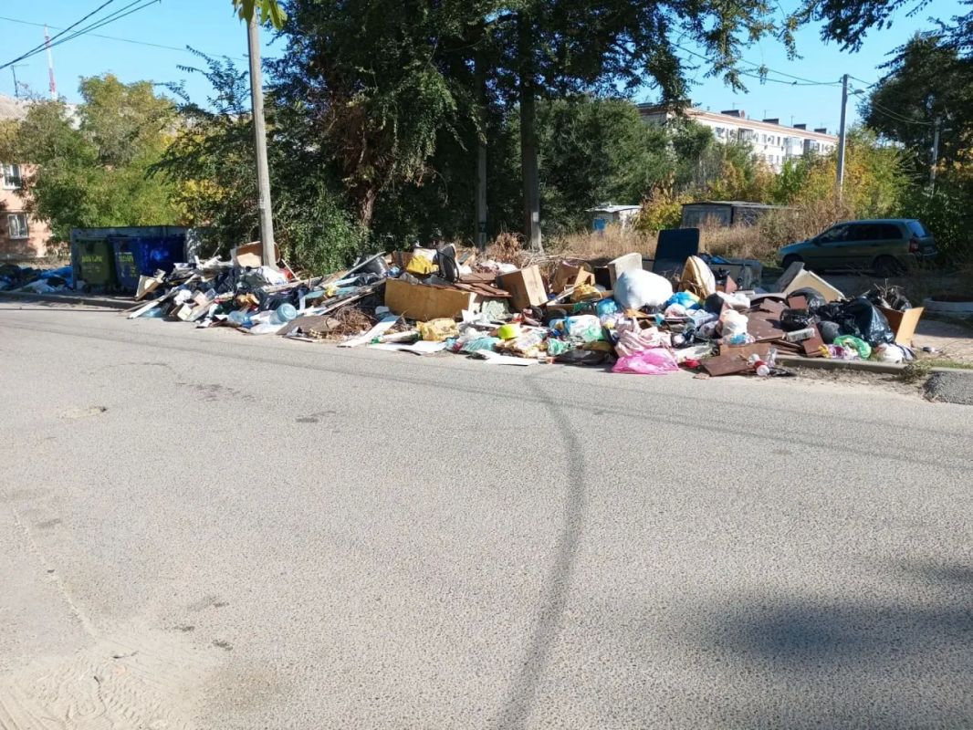 Рубрика #нампишут:. На центральных улицах микрорайона Жилгородок Дзержинского района не убирают мусорные свалки, скопившиеся прямо возле контейнеров