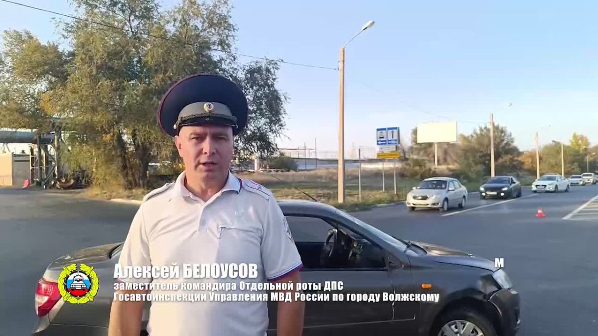 Сотрудники полиции устанавливают обстоятельства дорожно-транспортного происшествия в городе Волжском, в результате которого погиб велосипедист