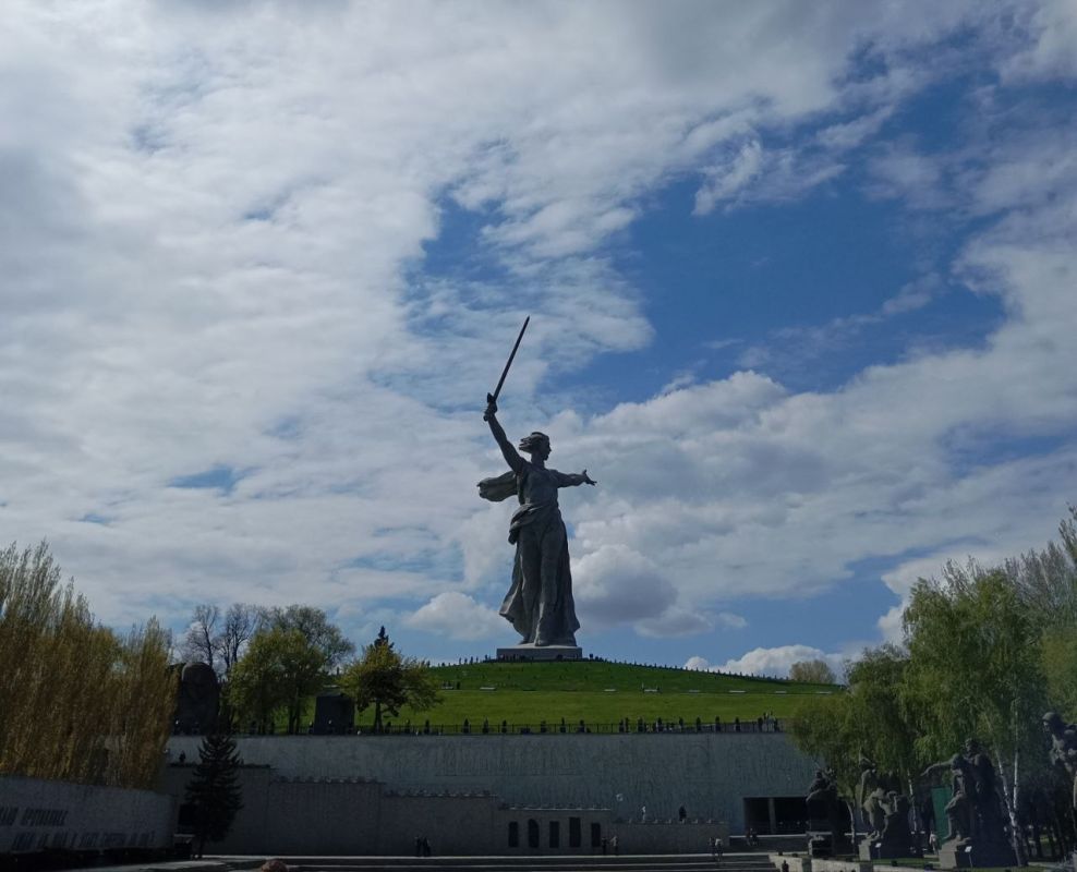 15 октября 1967 года на Мамаевом кургане в Волгограде открыли мемориал «Героям Сталинградской битвы»