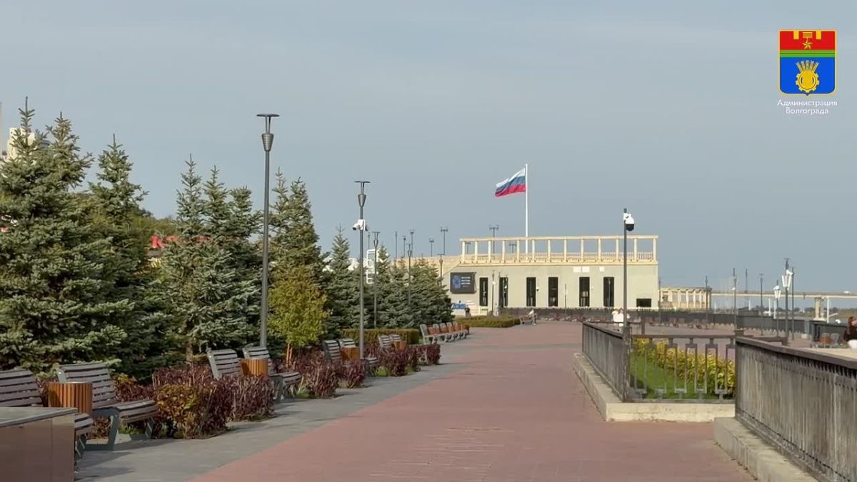 В ходе подготовки городских фонтанов к зимнему периоду специалисты приступили к осушению и мытью чаш сооружений