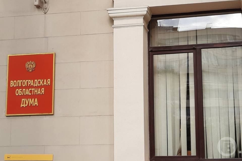Досрочно прекращены полномочия ныне покойного уполномоченного по правам человека в Волгоградской области Валерия Ростовщикова, следует из постановления Волгоградской областной думы от 15 октября 2026 года