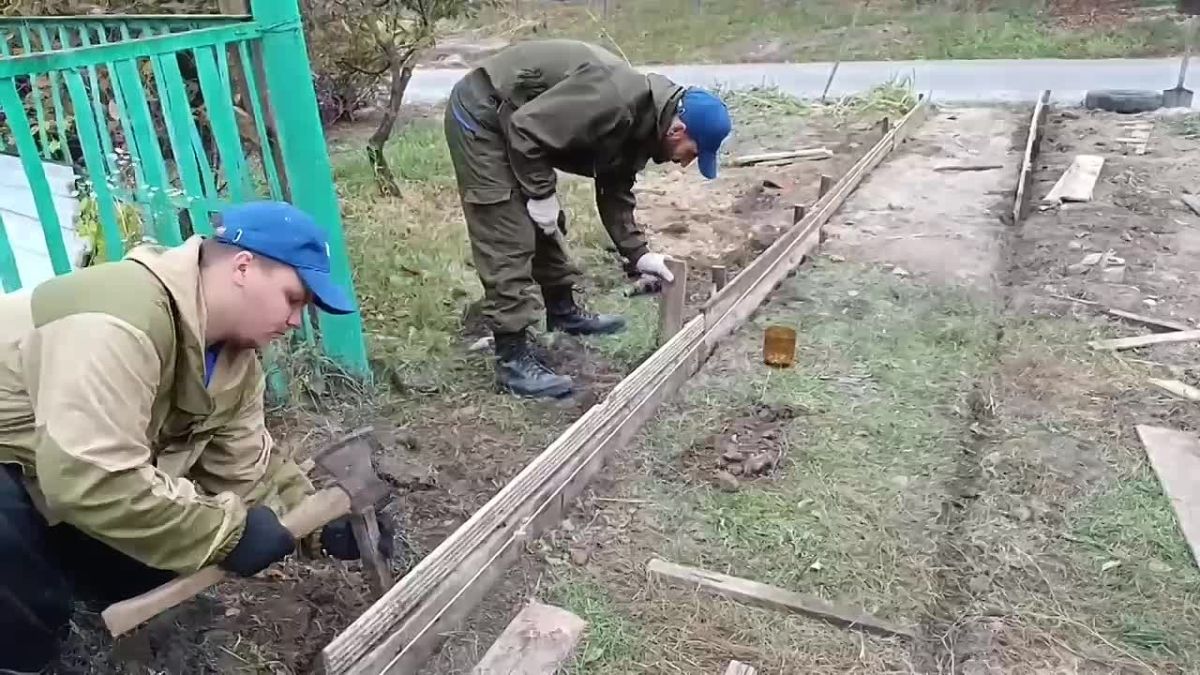 Игорь Кастюкевич: Курская область. В селе Большое Солдатское волонтеры Единой России лагеря «Курский рубеж» помогают закрывать тепловой контур в пострадавших домах жителей, а также восстанавливать поврежденные конструкции...