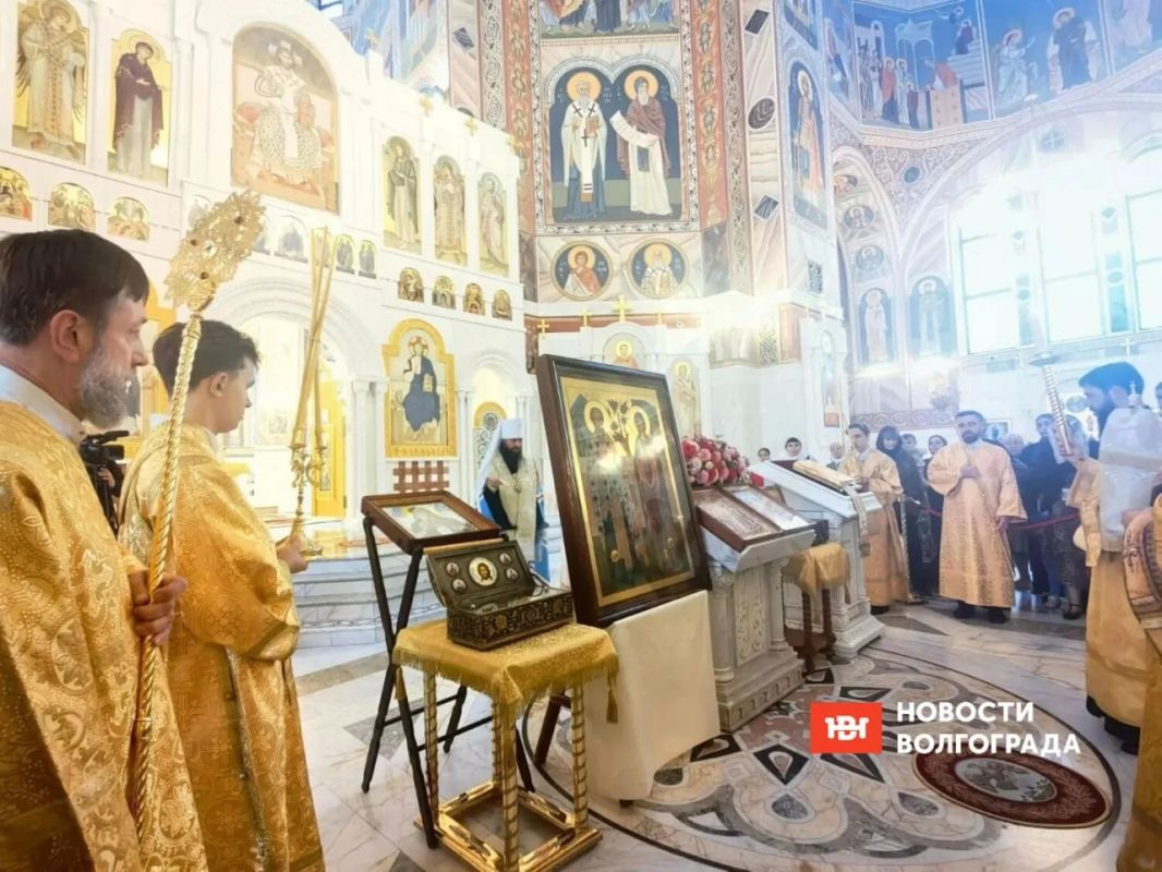 В Волгоград прибыли ковчеги с частицами мощей святителей Спиридона и Луки В Волгоград прибыли ковчеги с частицами мощей святителей Спиридона и Луки