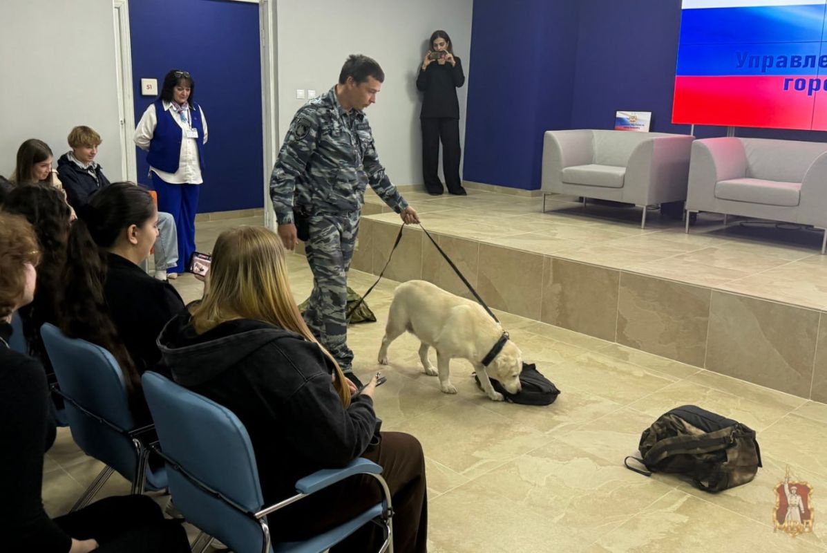 Полицейские провели профориентационную встречу для студентов Полицейские провели профориентационную встречу для студентов