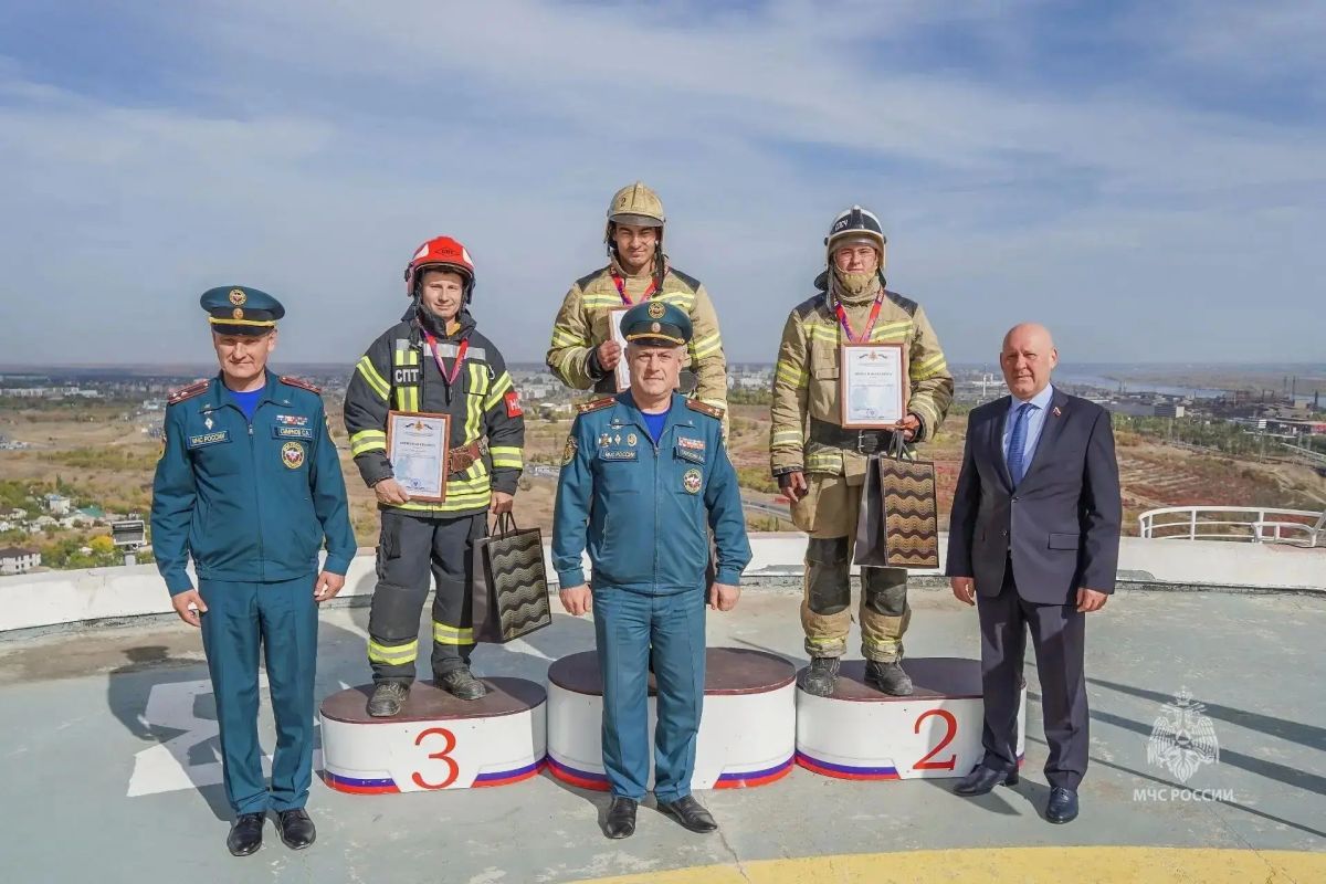 Пожарные покорили небоскреб «Волгоград-Сити» Пожарные покорили небоскреб «Волгоград-Сити»