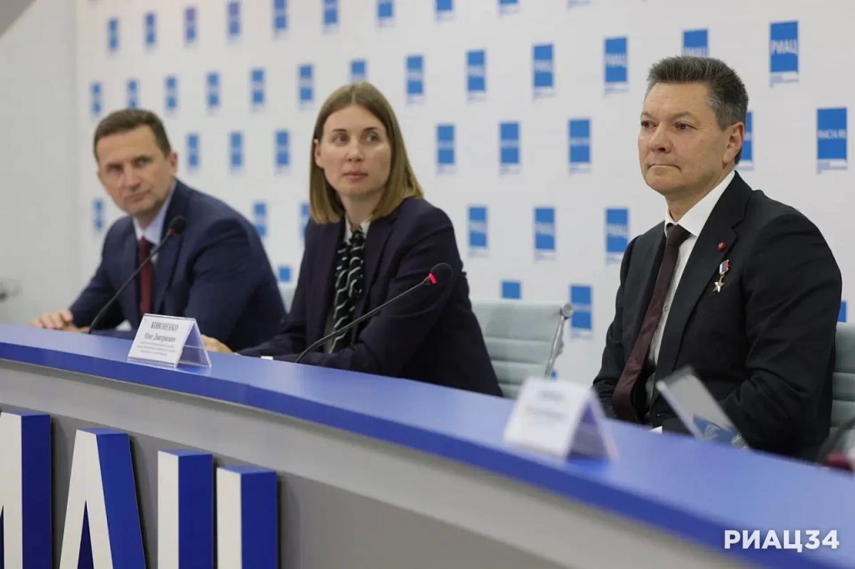 Волгоградская область подписала стратегическое соглашение с Роскосмосом, на которое приехал Герой России, космонавт Роскосмоса, начальник Центра подготовки космонавтов им. Ю.А.Гагарина, командир отряда космонавтов Роскосмоса... Волгоградская область подписала стратегическое соглашение с Роскосмосом, на которое приехал Герой России, космонавт Роскосмоса, начальник Центра подготовки космонавтов им. Ю.А.Гагарина, командир отряда космонавтов Роскосмоса...
