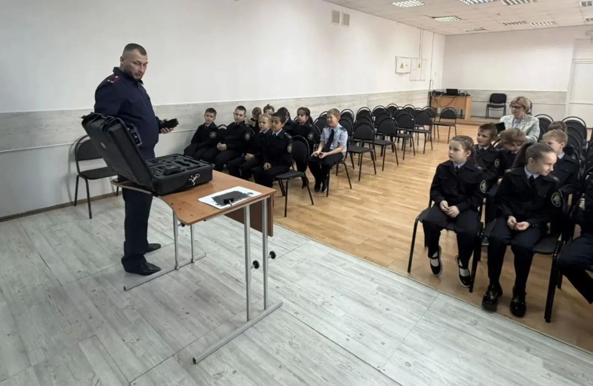 От поиска следов до раскрытия преступления: волгоградские следователи познакомили кадет с работой криминалистов От поиска следов до раскрытия преступления: волгоградские следователи познакомили кадет с работой криминалистов