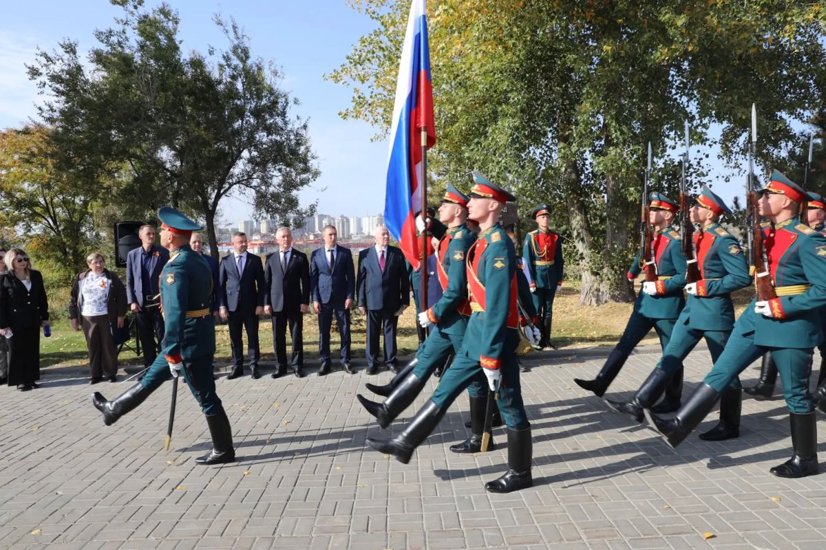 На воинском мемориальном кладбище Мамаева кургана состоялась торжественная церемония открытия памятного знака уроженцам Молотовской области, принимавшим участие в обороне Сталинграда На воинском мемориальном кладбище Мамаева кургана состоялась торжественная церемония открытия памятного знака уроженцам Молотовской области, принимавшим участие в обороне Сталинграда