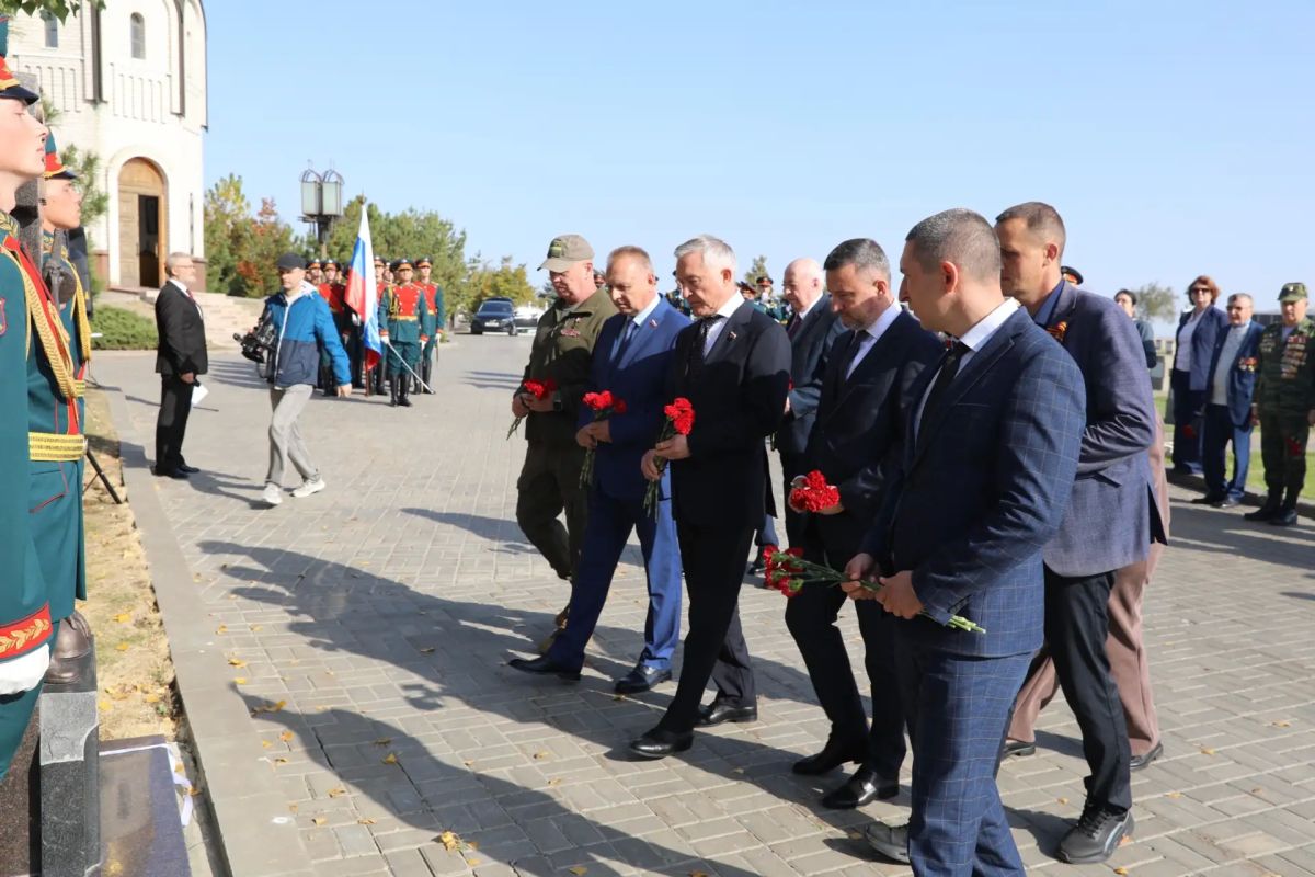 На воинском мемориальном кладбище Мамаева кургана состоялась торжественная церемония открытия памятного знака уроженцам Молотовской области, принимавшим участие в обороне Сталинграда На воинском мемориальном кладбище Мамаева кургана состоялась торжественная церемония открытия памятного знака уроженцам Молотовской области, принимавшим участие в обороне Сталинграда
