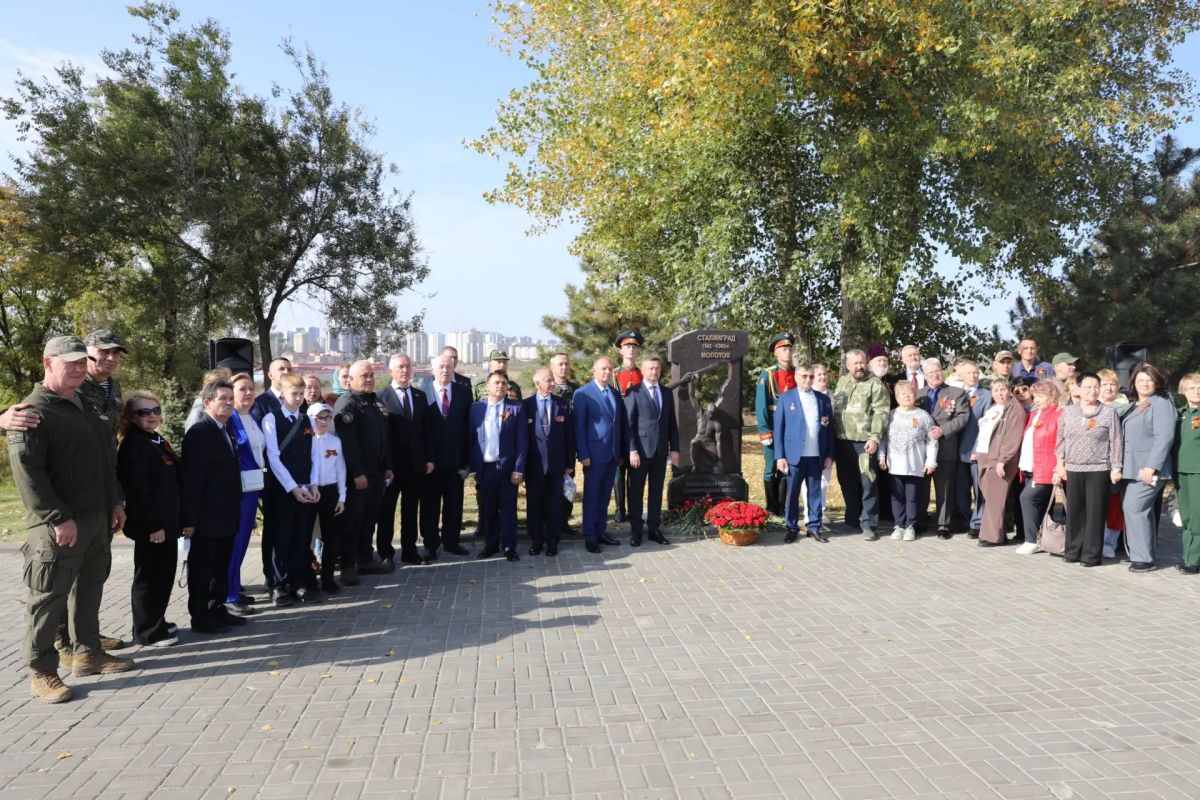На воинском мемориальном кладбище Мамаева кургана состоялась торжественная церемония открытия памятного знака уроженцам Молотовской области, принимавшим участие в обороне Сталинграда На воинском мемориальном кладбище Мамаева кургана состоялась торжественная церемония открытия памятного знака уроженцам Молотовской области, принимавшим участие в обороне Сталинграда