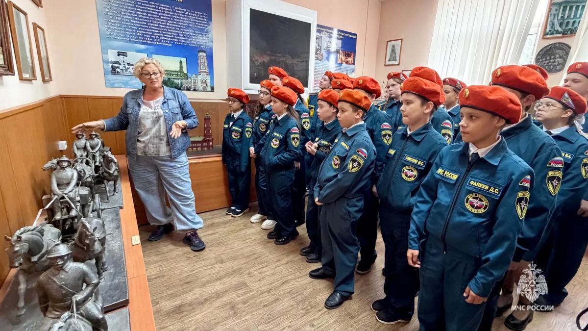 Экскурсия в пожарно-спасательную часть: знакомство с героической профессией Экскурсия в пожарно-спасательную часть: знакомство с героической профессией