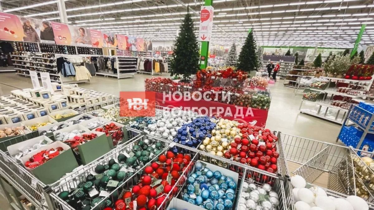 В Волгограде начали продавать новогодние украшения при +20 градусах на улице В Волгограде начали продавать новогодние украшения при +20 градусах на улице