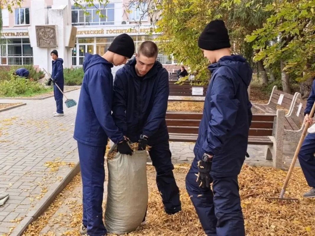 Сотрудники регионального управления СК России вместе с кадетами привели в порядок территорию госпиталя ветеранов войн Сотрудники регионального управления СК России вместе с кадетами привели в порядок территорию госпиталя ветеранов войн