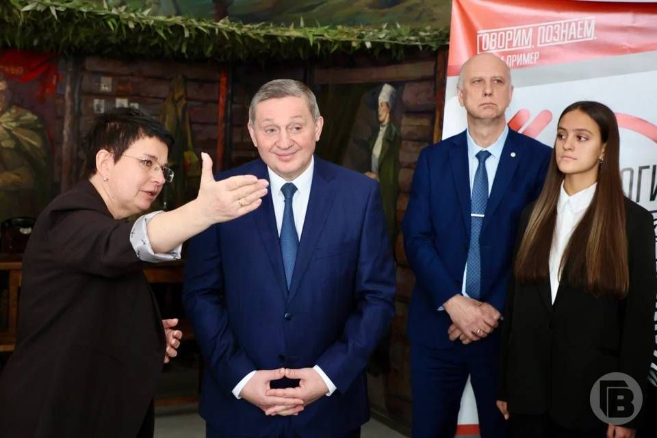 Президент России Владимир Путин поддержал предложение всегда проводить финалы «Зарницы 2.0» в Волгоградской области, сообщил губернатор региона Андрей Бочаров в ходе осмотра обновленного помещения Поста № 1 Президент России Владимир Путин поддержал предложение всегда проводить финалы «Зарницы 2.0» в Волгоградской области, сообщил губернатор региона Андрей Бочаров в ходе осмотра обновленного помещения Поста № 1