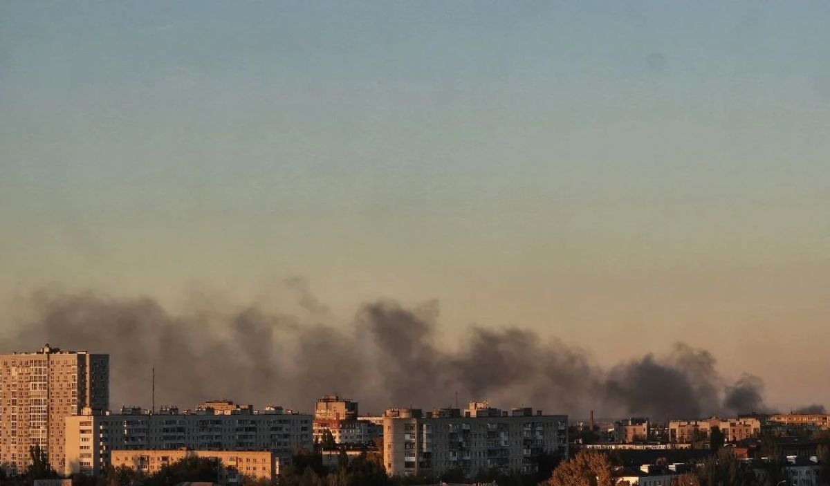 В Волгограде горит рынок на Тракторном