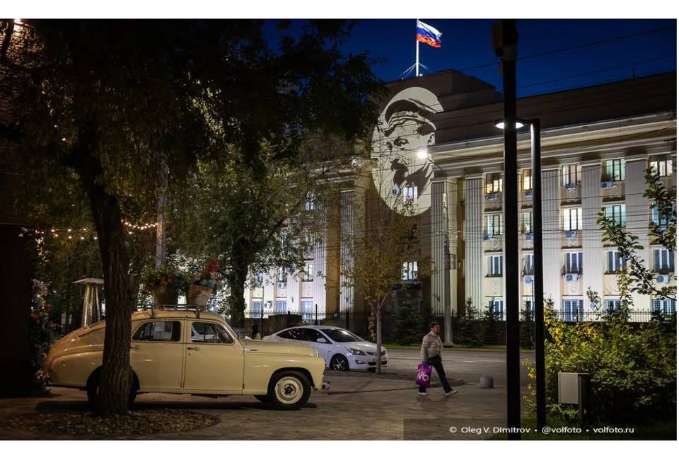 На днях на фасаде волгоградского здания, совместно занимаемого региональными управлениями МВД и ФСБ, появилась необычная световая проекция - лицо наркома внутренних дел Феликса Дзержинского