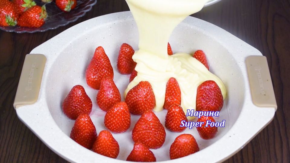 Необычный клубничный пирог на кефире: легкость и аромат в каждой порции