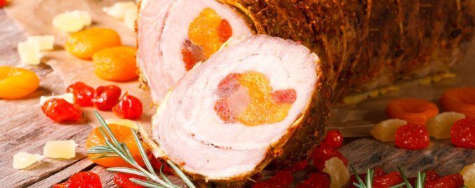 Как приготовить свиной рулет с экзотической начинкой: удивите своих гостей!