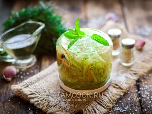 Остренькая закуска из кабачков: захватите зиму вкусом!