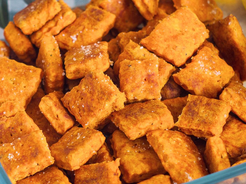 Крекеры без лишних забот: простой и вкусный рецепт, который завоюет ваши сердца