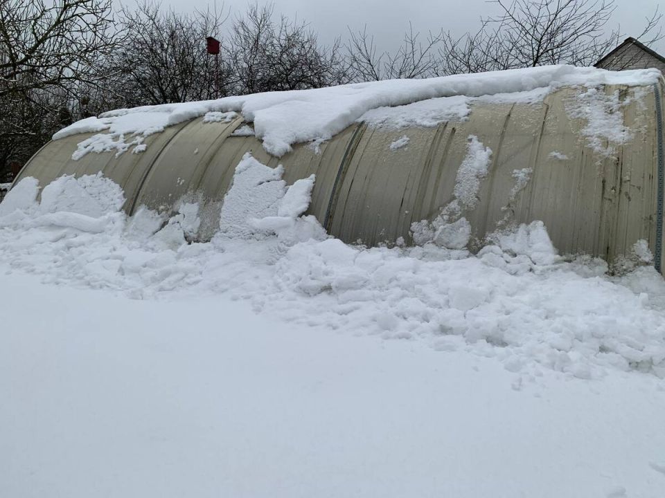 Как снег повредил теплицу и что выбрать дальше
