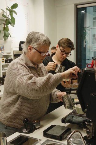 В центре внимания пенсионеры учатся варить кофе и находят новую роль на кухне столицы