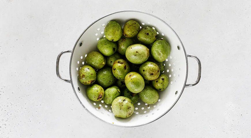 Как приготовить оригинальную настойку из зеленых грецких орехов на водке