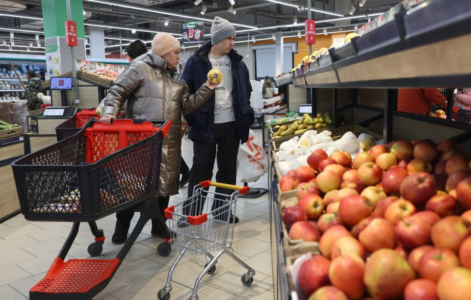 Цены на продукты питания в России продолжают снижаться