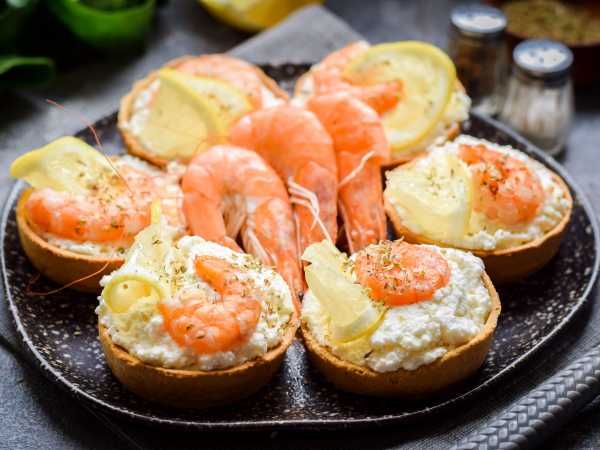 Тарталетки с креветками, сливочным сыром и огурцом — идеальная закуска для любого праздника