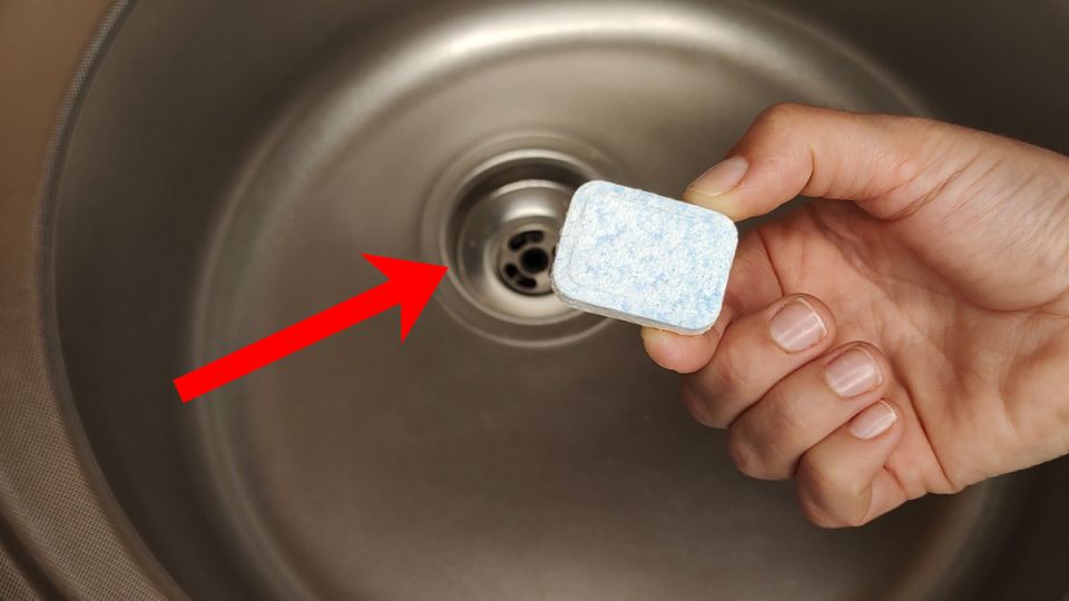 Неожиданное решение для чистки раковины с помощью таблетки для посудомойки